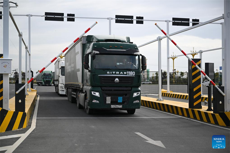 Xinjiang avan?a como porta de entrada para a abertura da China