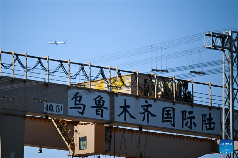 Xinjiang avan?a como porta de entrada para a abertura da China