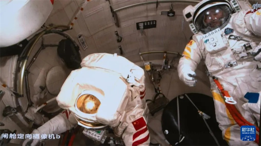 Tripula??o da Shenzhou-20 concluiu com sucesso sua quarta atividade extraveicular