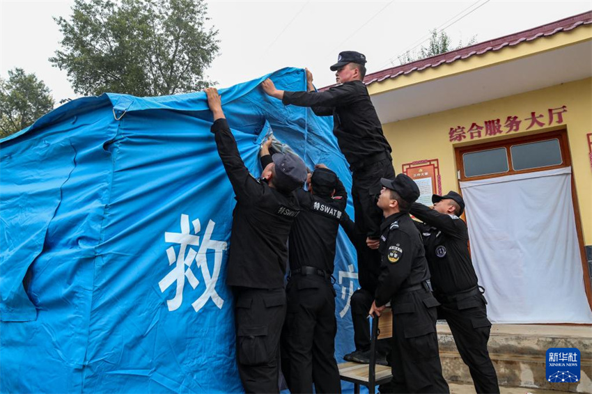 Trabalhos de socorro após terremoto seguem em andamento em Gansu
