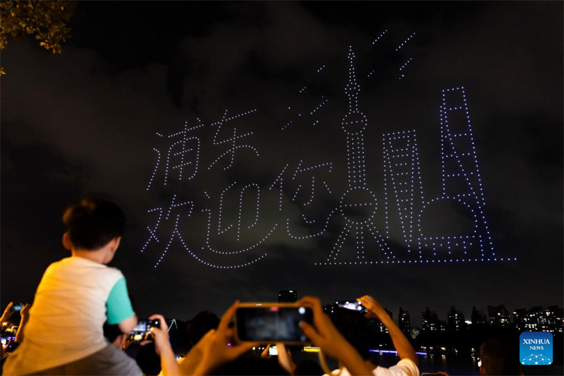 Shanghai realiza show de luz com drones em comemora??o do Dia Nacional