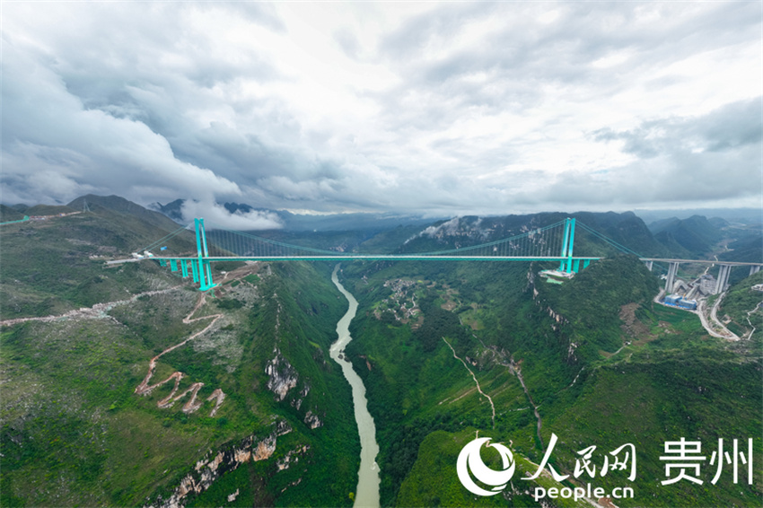 Ponte mais alta do mundo concluída e aberta ao tráfego em Guizhou