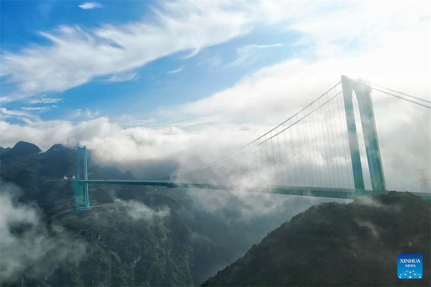 Ponte mais alta do mundo concluída e aberta ao tráfego em Guizhou