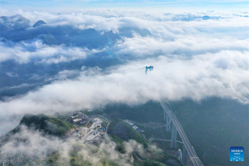 Ponte mais alta do mundo concluída e aberta ao tráfego em Guizhou