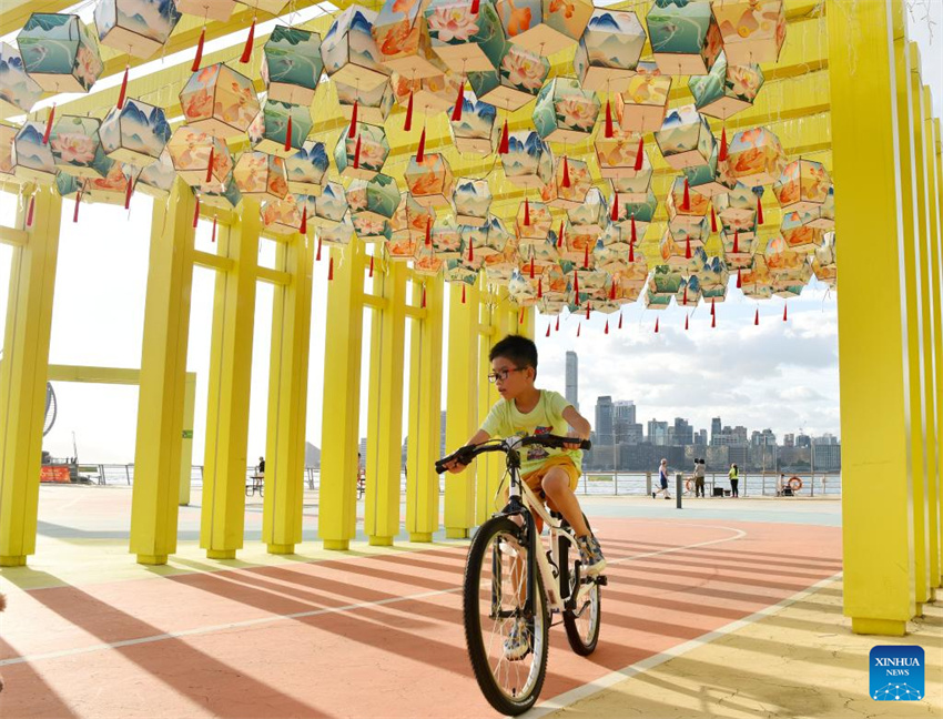 Ruas de Hong Kong decoradas para celebrar Dia Nacional e Festival do Meio do Outono