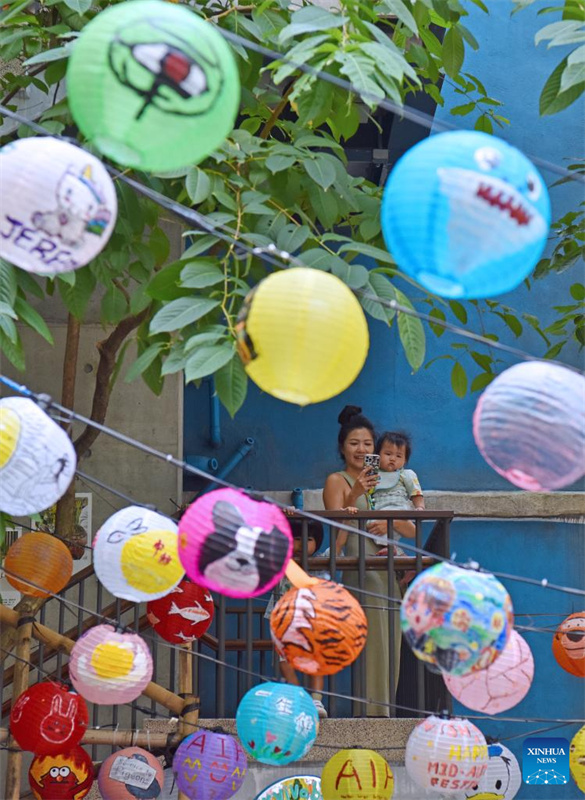 Ruas de Hong Kong decoradas para celebrar Dia Nacional e Festival do Meio do Outono