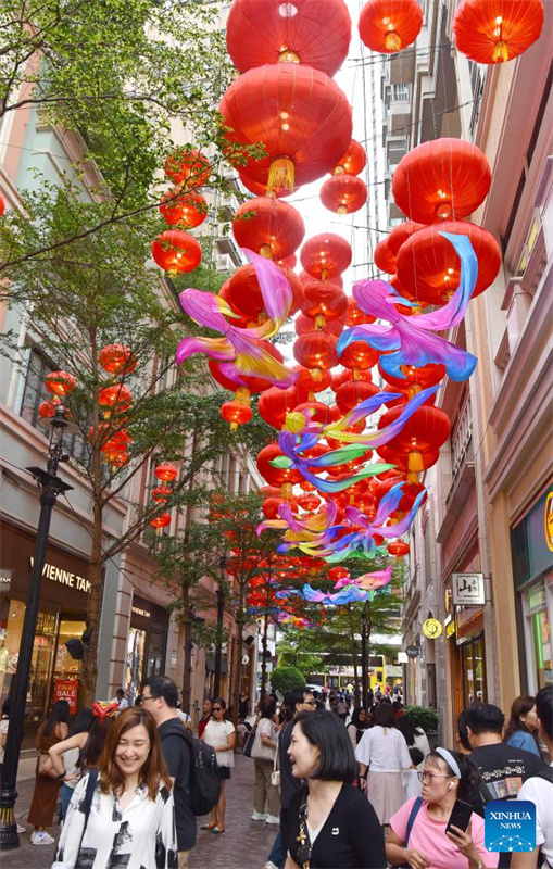 Ruas de Hong Kong decoradas para celebrar Dia Nacional e Festival do Meio do Outono