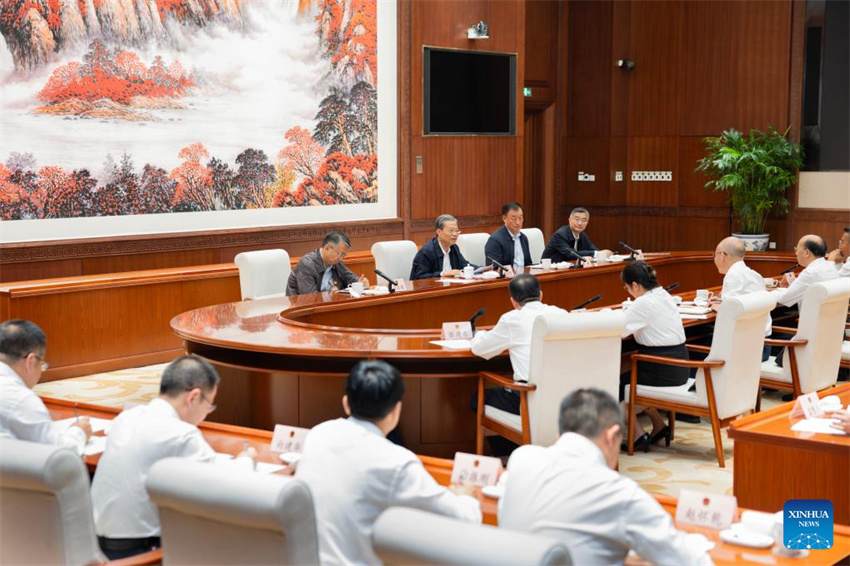 Principal legislador chinês pede papel mais forte para assembleias populares