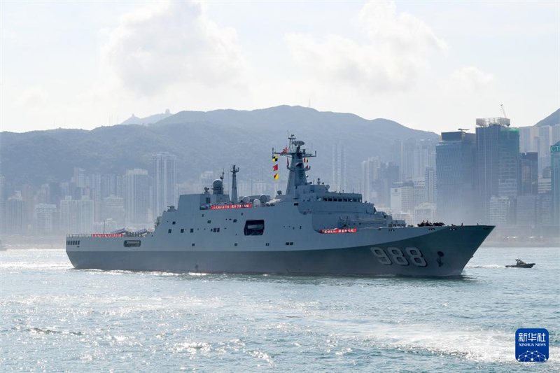 Navios Qi Jiguang Yimengshan da Marinha Chinesa chegam a Hong Kong