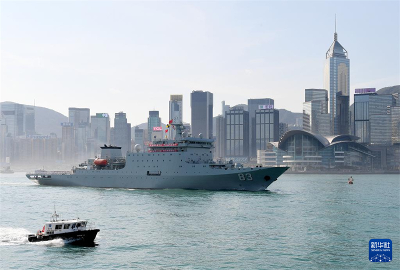 Navios Qi Jiguang Yimengshan da Marinha Chinesa chegam a Hong Kong