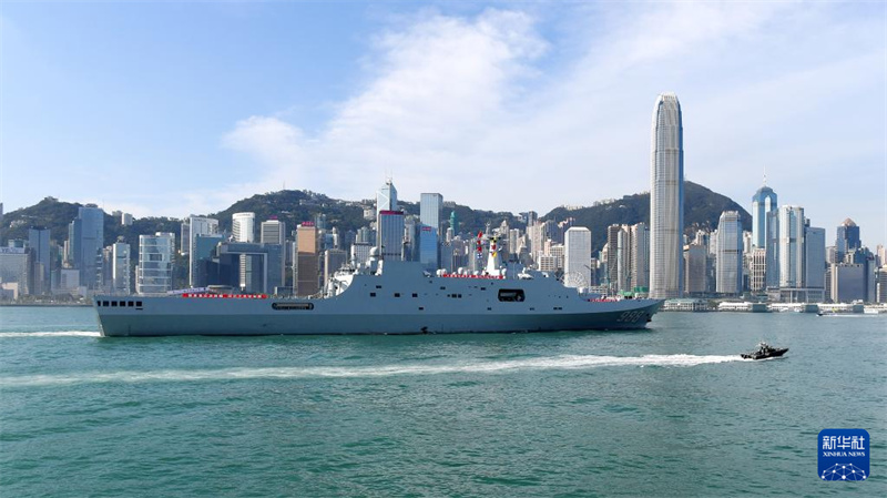 Navios Qi Jiguang Yimengshan da Marinha Chinesa chegam a Hong Kong