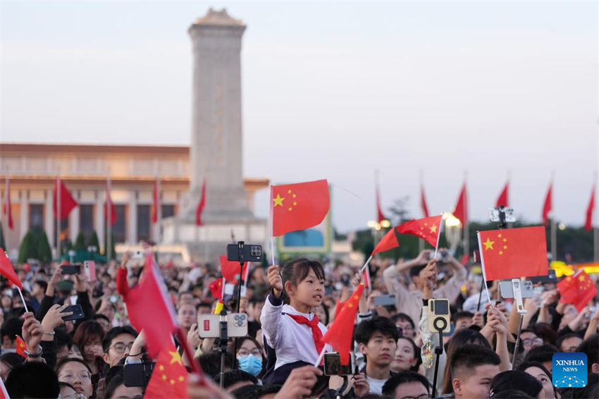 Cerim?nia de hasteamento da bandeira na Pra?a Tian'anmen marca o 76o aniversário da funda??o da República Popular da China