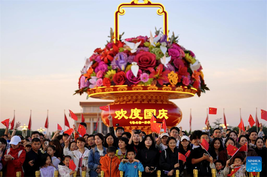 Cerim?nia de hasteamento da bandeira na Pra?a Tian'anmen marca o 76o aniversário da funda??o da República Popular da China