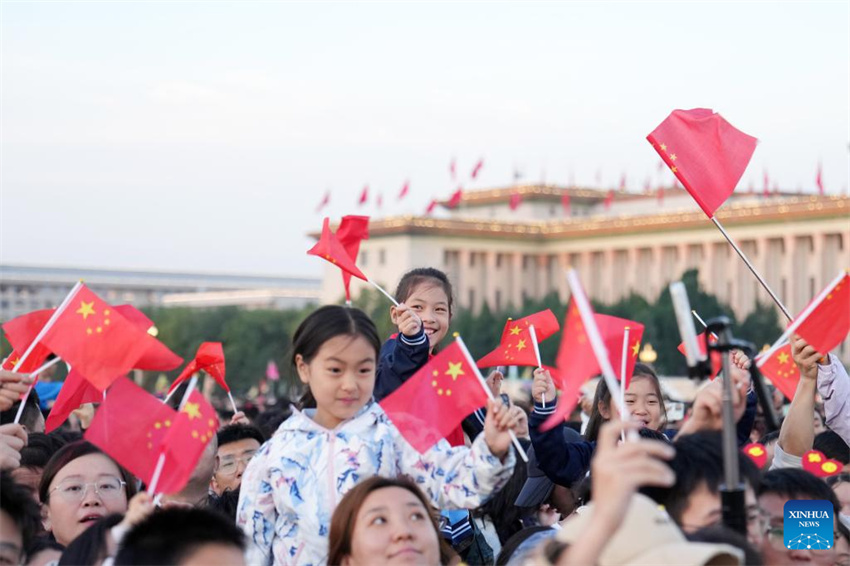 Cerim?nia de hasteamento da bandeira na Pra?a Tian'anmen marca o 76o aniversário da funda??o da República Popular da China