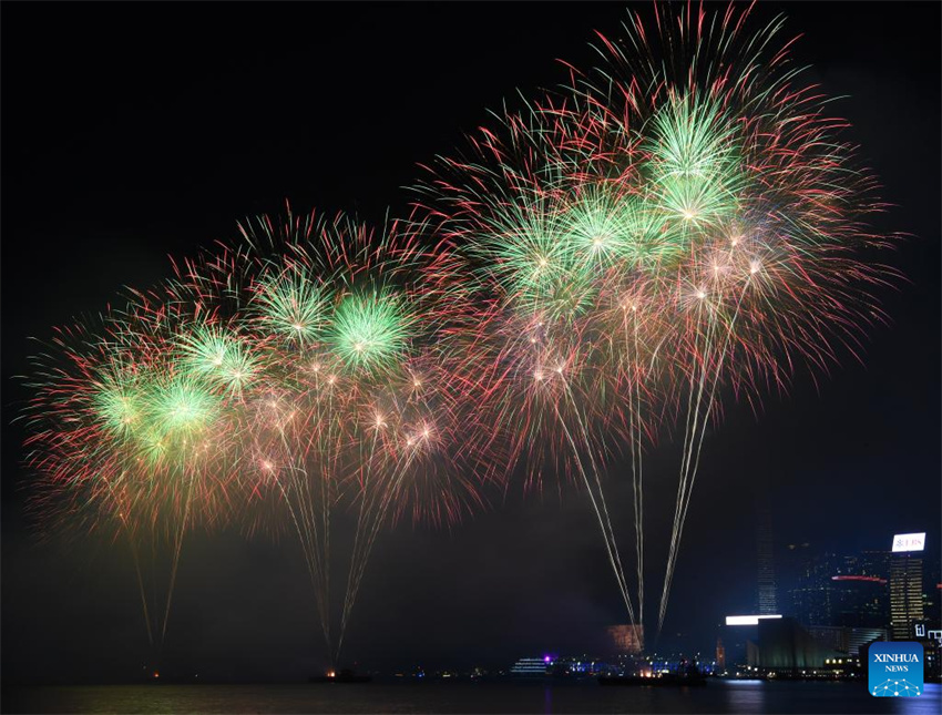 Fogos de artifício comemoram o 76o aniversário da funda??o da República Popular da China