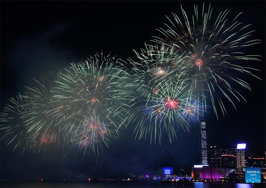 Fogos de artifício comemoram o 76o aniversário da funda??o da República Popular da China