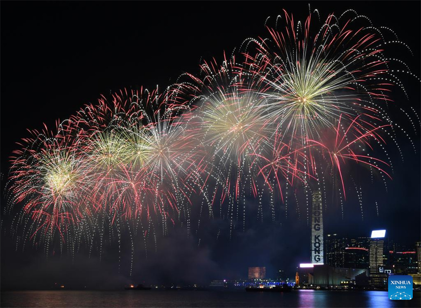 Fogos de artifício comemoram o 76o aniversário da funda??o da República Popular da China