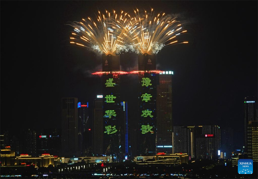 Fogos de artifício comemoram o 76o aniversário da funda??o da República Popular da China