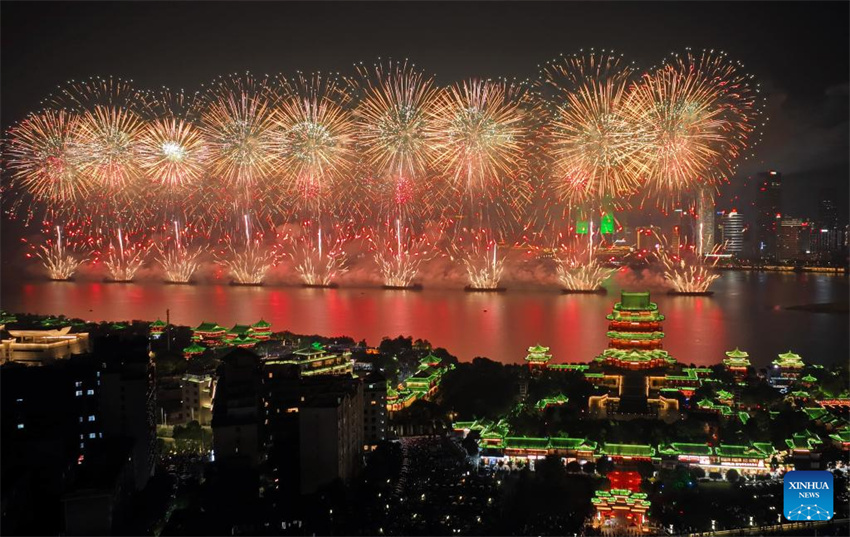 Fogos de artifício comemoram o 76o aniversário da funda??o da República Popular da China