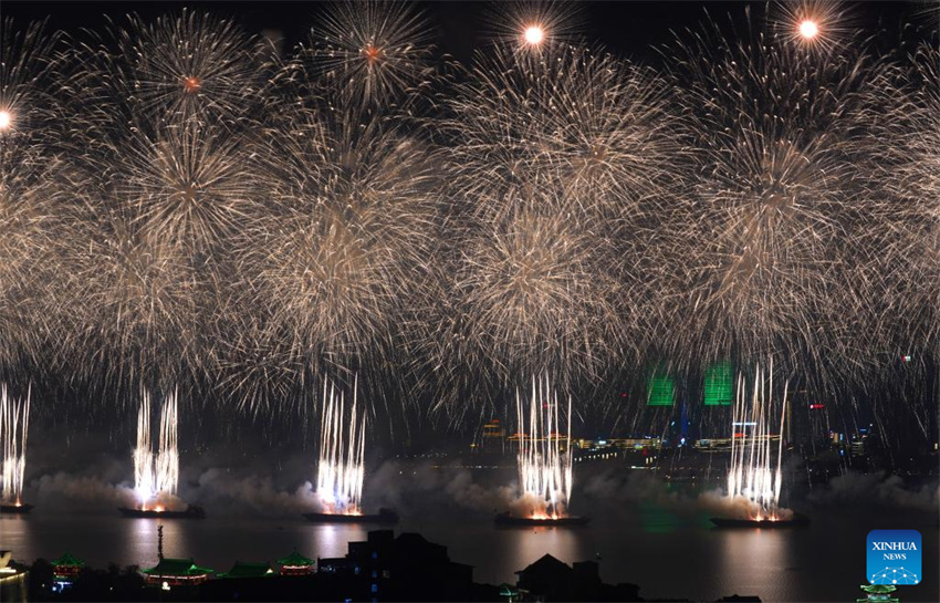 Fogos de artifício comemoram o 76o aniversário da funda??o da República Popular da China