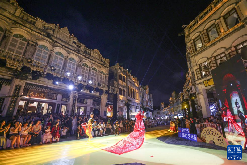 Desfile de patrim?nio imaterial “ilumina” a rua comercial de Haikou