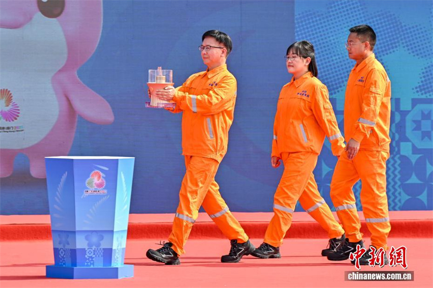 15a edi??o dos Jogos Nacionais e Jogos Olímpicos Especiais para Deficientes: cerim?nia de atear da chama realizada em Guangzhou