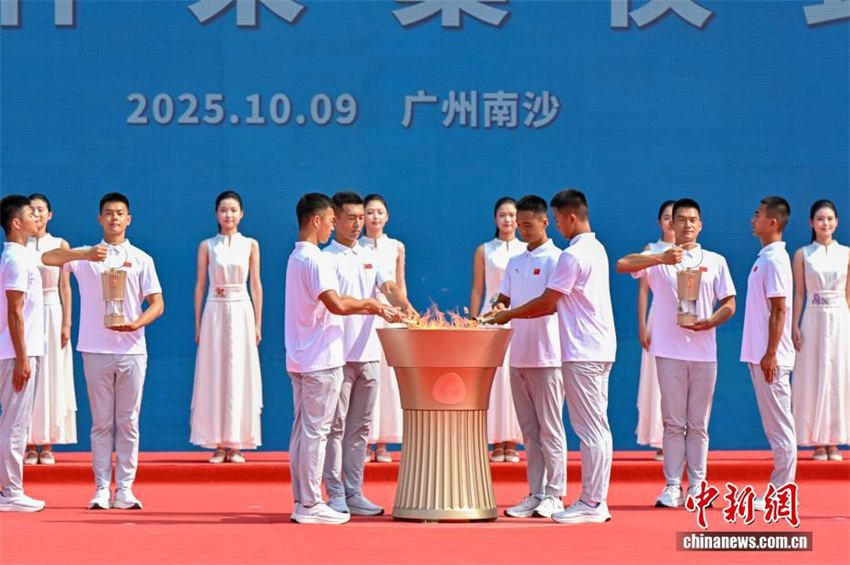 15a edi??o dos Jogos Nacionais e Jogos Olímpicos Especiais para Deficientes: cerim?nia de atear da chama realizada em Guangzhou