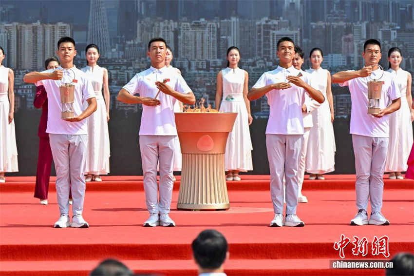 15a edi??o dos Jogos Nacionais e Jogos Olímpicos Especiais para Deficientes: cerim?nia de atear da chama realizada em Guangzhou