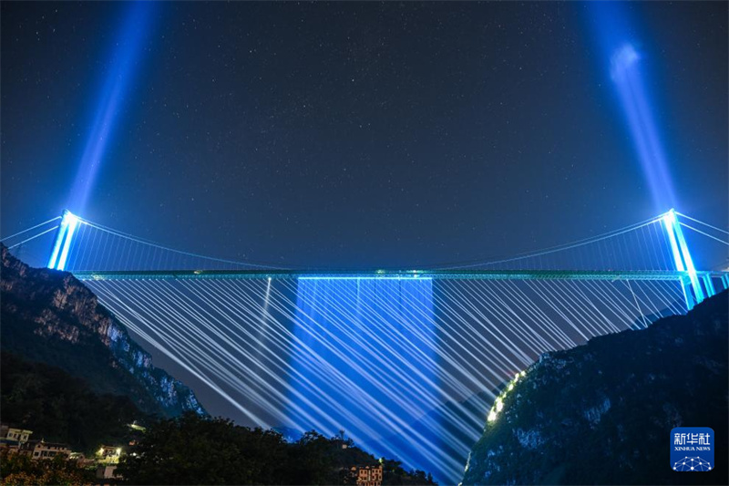 Ponte de Huajiang: um colosso de luz entre as montanhas