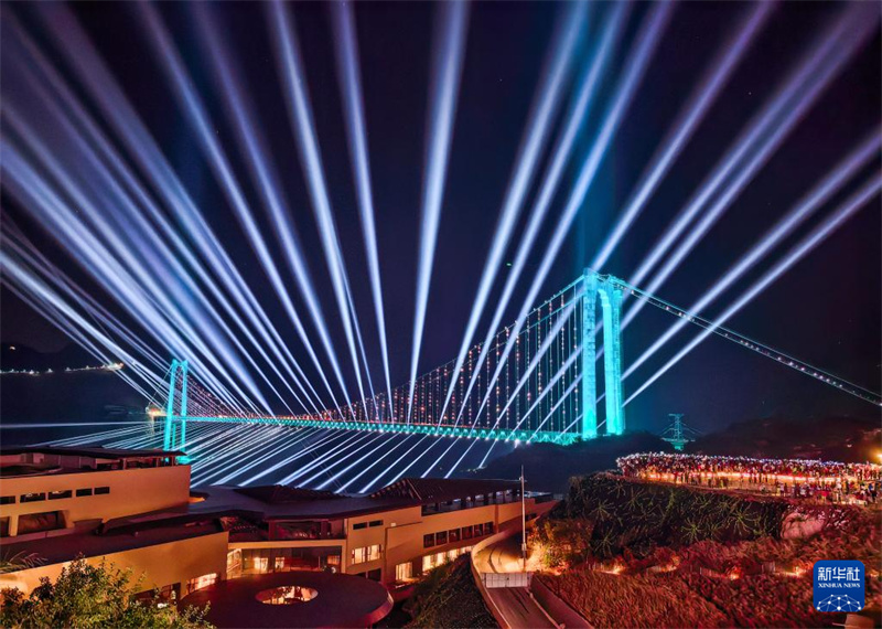 Ponte de Huajiang: um colosso de luz entre as montanhas