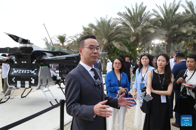 Veículo voador chinês realiza demonstra??o nos Emirados árabes Unidos
