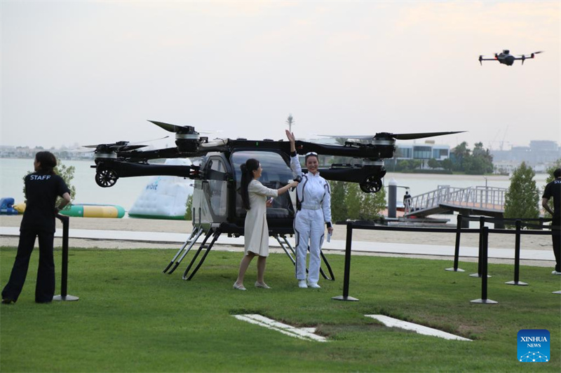 Veículo voador chinês realiza demonstra??o nos Emirados árabes Unidos