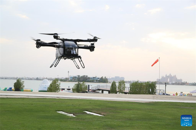 Veículo voador chinês realiza demonstra??o nos Emirados árabes Unidos