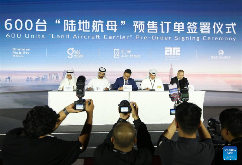 Veículo voador chinês realiza demonstra??o nos Emirados árabes Unidos