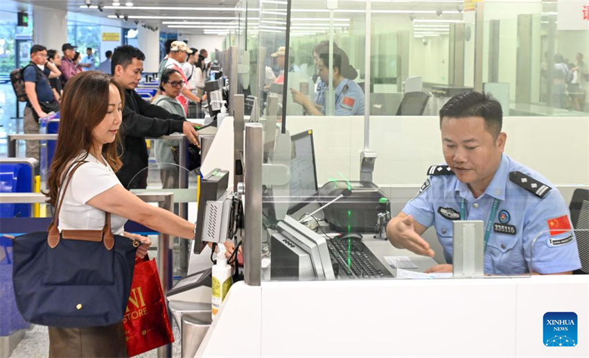 Estrangeiros entram em Hainan, na China, sob política favorável de entrada sem visto