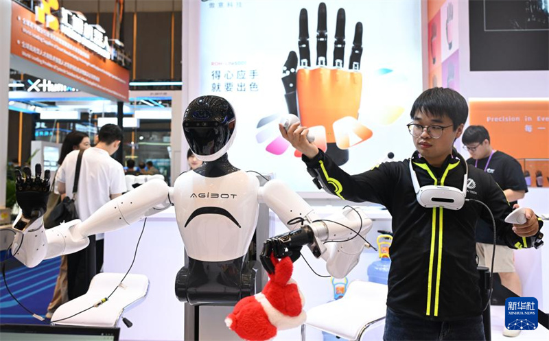 Feira de Cant?o com foco em rob?s de servi?o e em novos destaques no desenvolvimento do comércio exterior