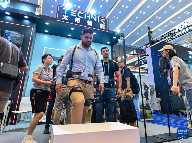 Feira de Cant?o com foco em rob?s de servi?o e em novos destaques no desenvolvimento do comércio exterior