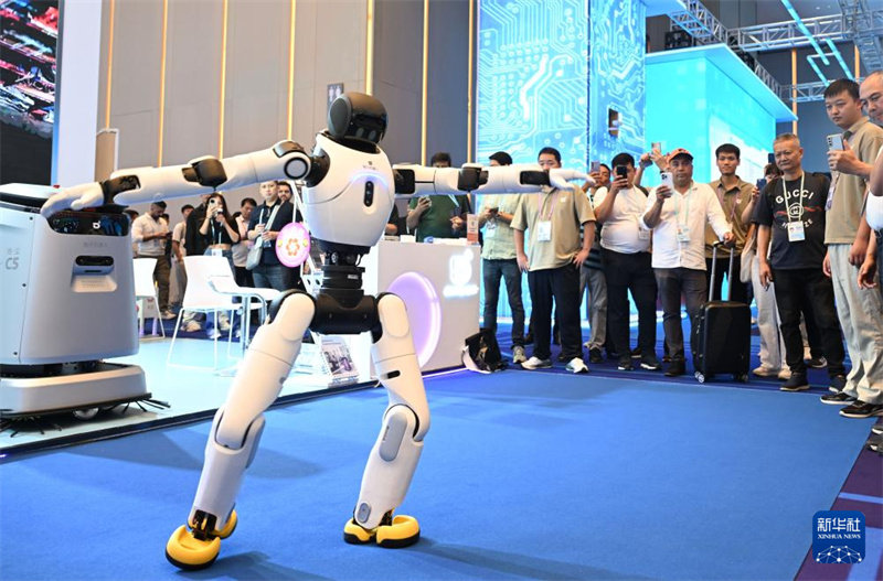 Feira de Cant?o com foco em rob?s de servi?o e em novos destaques no desenvolvimento do comércio exterior