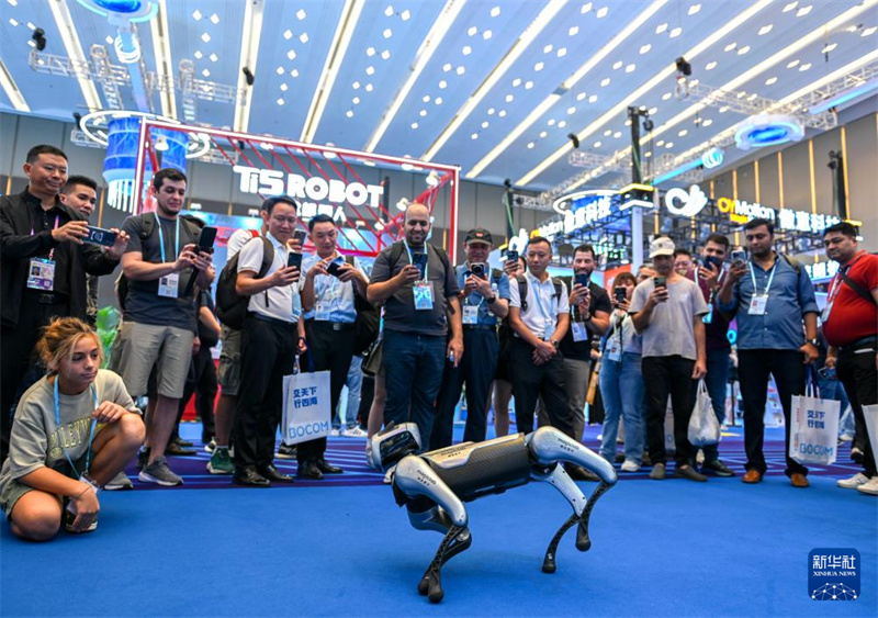 Feira de Cant?o com foco em rob?s de servi?o e em novos destaques no desenvolvimento do comércio exterior