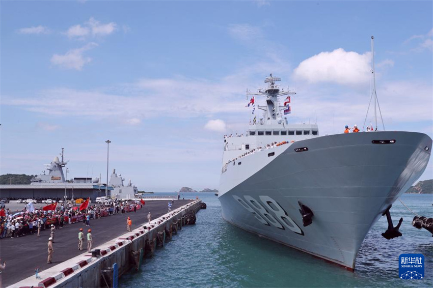 Navios da Marinha do Exército de Liberta??o Popular da China chegam à Tailandia para visita de cortesia