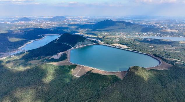 Barragem mais alta do mundo para usina hidrelétrica de bombeamento está totalmente operacional no leste da China