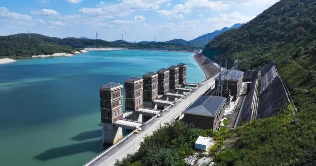 Barragem mais alta do mundo para usina hidrelétrica de bombeamento está totalmente operacional no leste da China