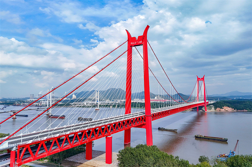 Primeira ponte suspensa estaiada de dois andares aberta ao tráfego sobre rio Yangtzé, leste da China