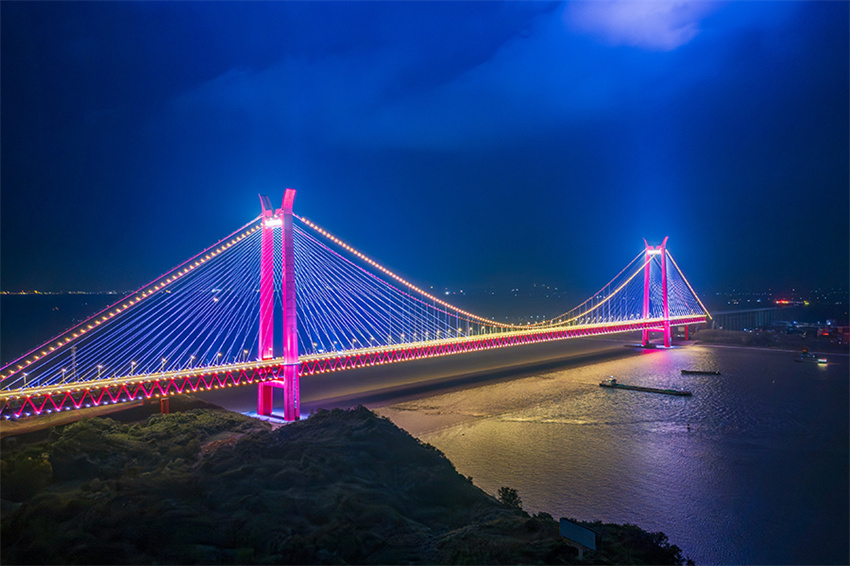 Primeira ponte suspensa estaiada de dois andares aberta ao tráfego sobre rio Yangtzé, leste da China