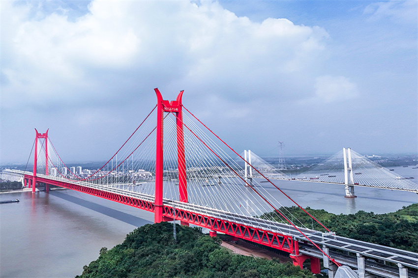 Primeira ponte suspensa estaiada de dois andares aberta ao tráfego sobre rio Yangtzé, leste da China