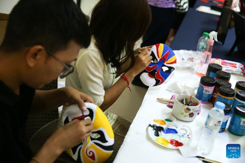 Exposi??o de arte chinesa de recorte de papel é realizada em Rangum, Mianmar