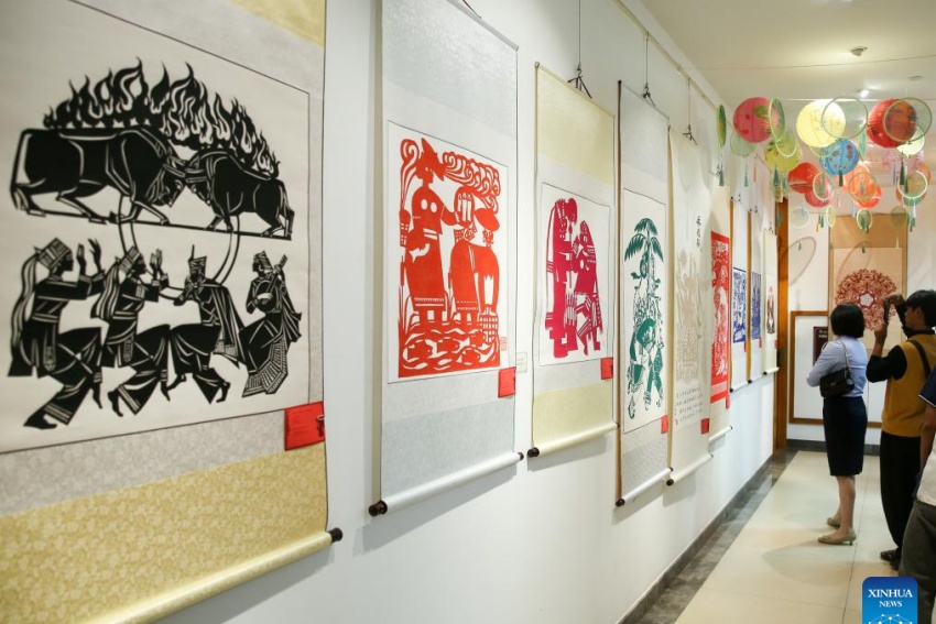 Exposi??o de arte chinesa de recorte de papel é realizada em Rangum, Mianmar