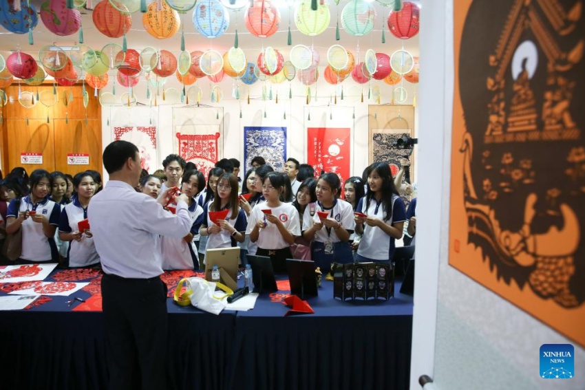 Exposi??o de arte chinesa de recorte de papel é realizada em Rangum, Mianmar