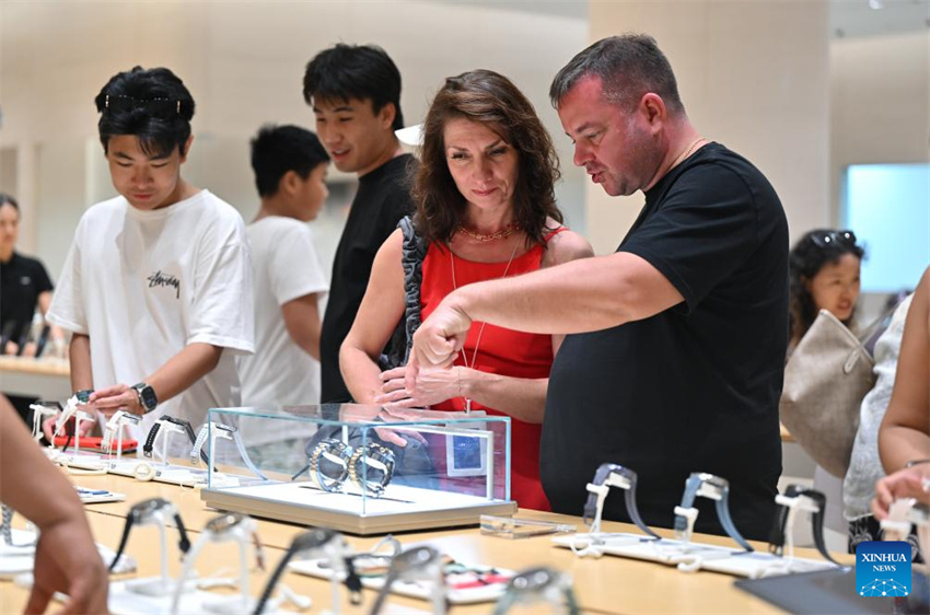 Clientes fazem compras em shopping duty-free em Sanya, no sul da China