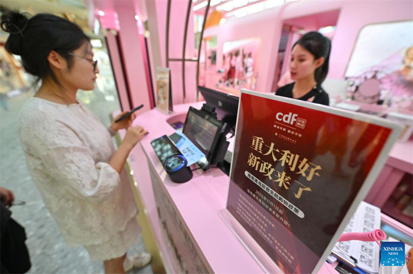 Clientes fazem compras em shopping duty-free em Sanya, no sul da China